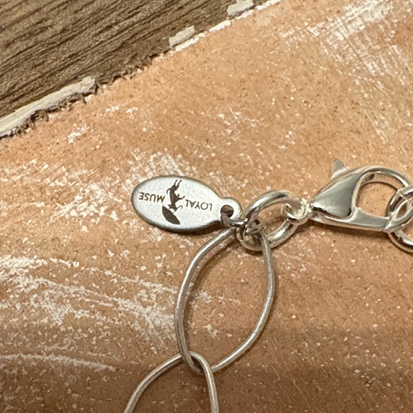 Sterling Silver Pendant with 4 white Pearls with an Impression of Mother Mary - Picture 6 of 8